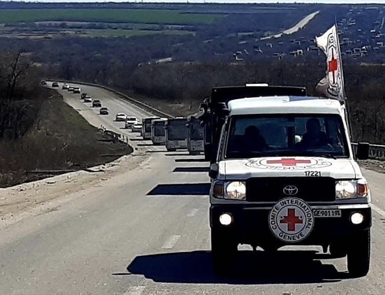 Unter dem Schutz des Roten Kreuzes: Ein vom IKRK angeführter Konvoi auf dem Weg von Berdjansk nach Saporischschja am 6. April 2022. Bild: IKRK 