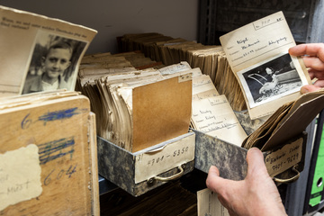 Die Zentrale Namenskartei in München umfasst über 50 Millionen Karteikarten und ist das umfangreichste Archiv zu Vermissten des Zweiten Weltkriegs in Deutschland. Foto: Jörg F. Müller, DRK 