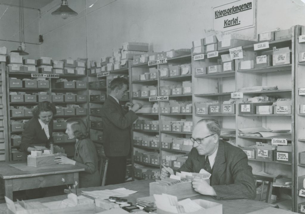 Suchdienst-Mitarbeiter am Standort München, ca. 1960er Jahre 