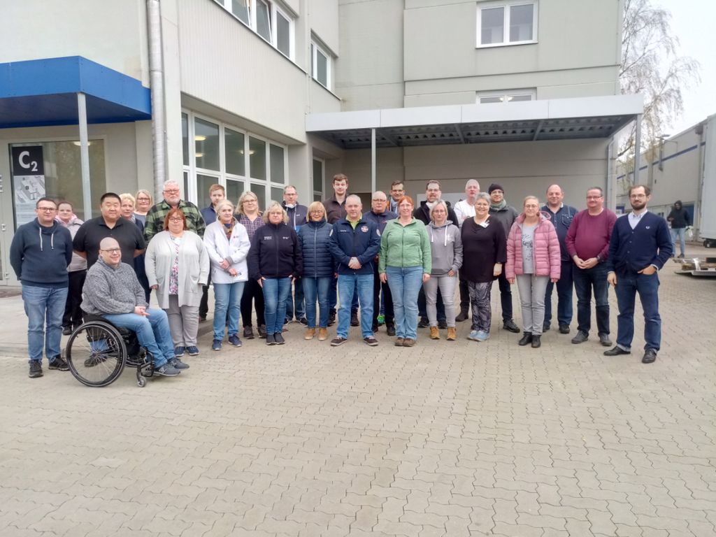 Die 24 Teilnehmer und Teilnehmerinnen der KAB Führungskräfteausbildung vor dem Suchdienstgebäude am DRK-Suchdienst-Standort Hamburg.