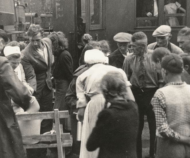 Displaced persons from the former German eastern territories at the railway station in Dillenburg
