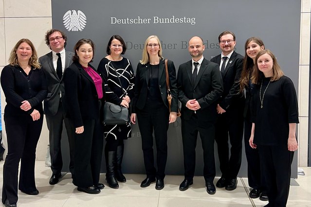 Mitarbeitende des DRK-Suchdienstes zu Gast bei der zentralen Gedenkstunde zum Volkstrauertag 2025 im Deutschen Bundestag. Foto: DRK-Suchdienst