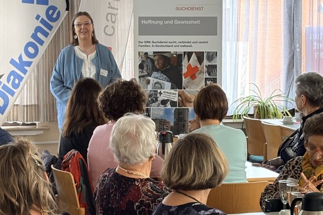 Kathrin Blankenburg, Leiterin des DRK-Suchdienst Standorts Hamburg, hält ein Grußwort an die Teilnehmenden.