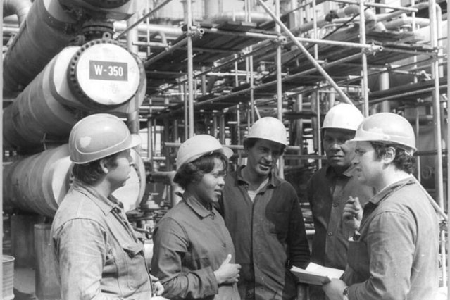 Hunderttausende Gastarbeiter arbeiteten in der DDR - einige bekamen Kinder, die heute noch nach ihren Vätern suchen.  Foto: Bundesarchiv /Bernd Settnik / CC-BY-SA 3.0.