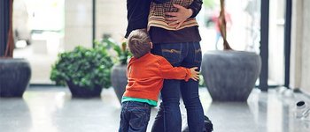 Familie vereint am Flughafen Familie vereint