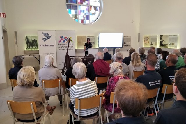 Laura Matthausen, Leiterin Suchdienst im DRK-Landesverband Niedersachsen, stellt Geschichte und Aufgaben des DRK-Suchdienstes vor. Bild: Gedenkstätte Gnadenkirche Tidofeld