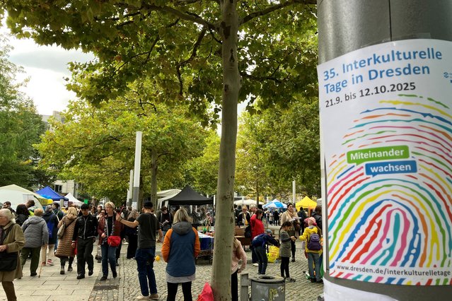 Der DRK-Suchdienst war bei den Interkulturellen Tagen in Dresden 2025 mit einem Informationsstand vertreten. Foto: DRK-Landesverband Sachsen 