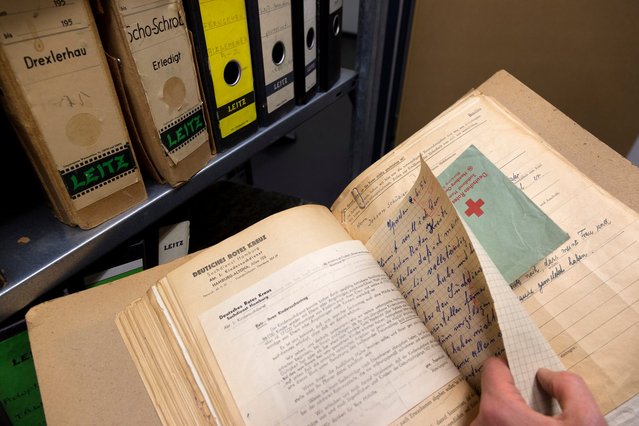 Stück für Stück konnte der DRK-Suchdienst das Schicksal der gesuchten Person rekonstruieren, Angehörige finden und kontaktieren. Foto: Jörg F. Müller/DRK