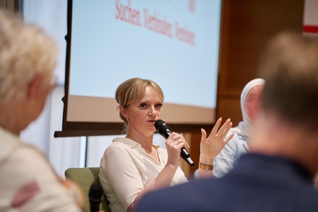 Anastasia Ovsjannikov bei der Jubiläumsfeier des DRK-Suchdienstes am 17. Juni 2025 in Berlin